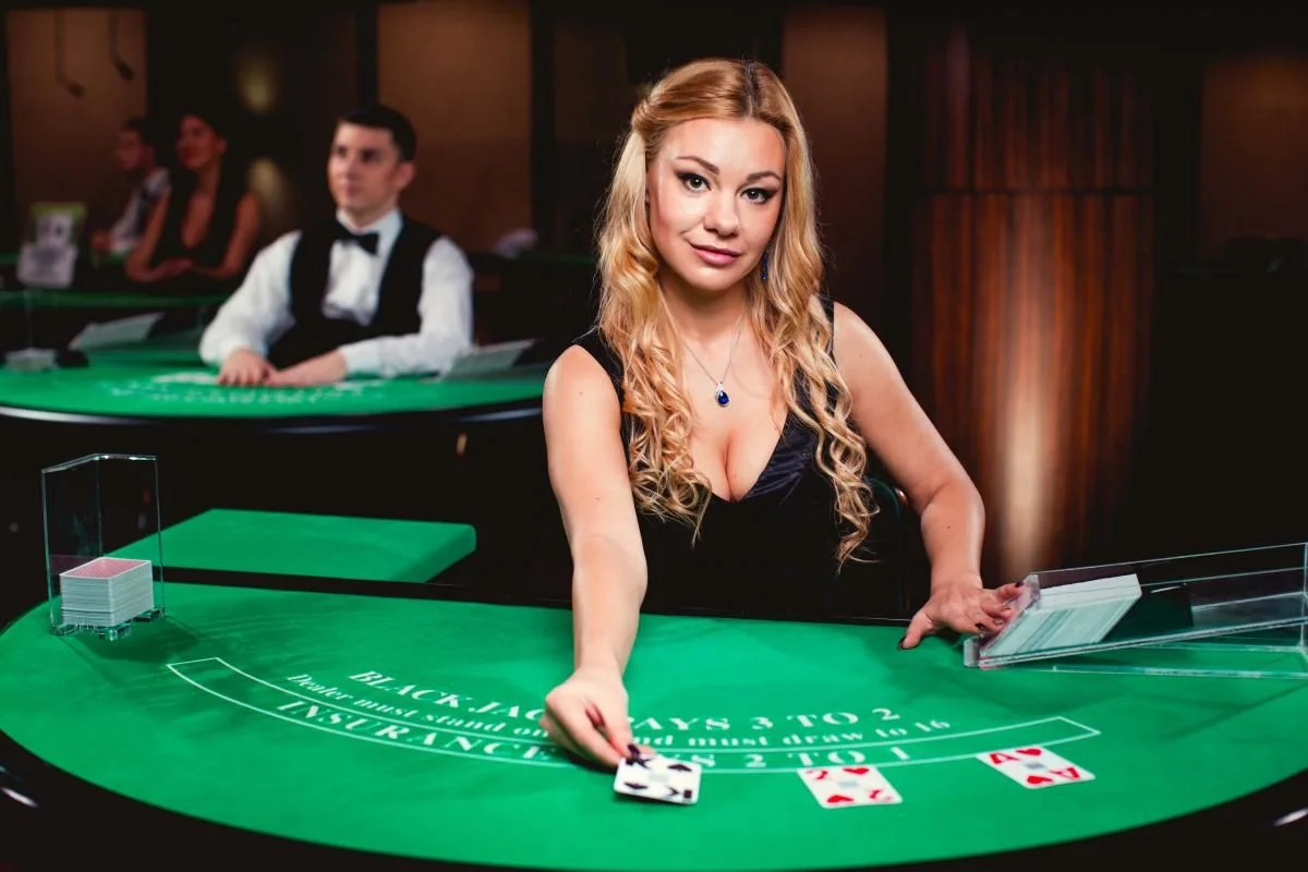 Tampilan ruang kasino live KOPLO77 dengan meja dealer